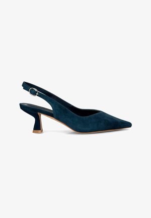 Zapatos de tacón tipo slingback en ante azul oscuro con punta afilada. Presentan un tacón bajo y cuadrado, y un accesorio de hebilla circular en la correa.