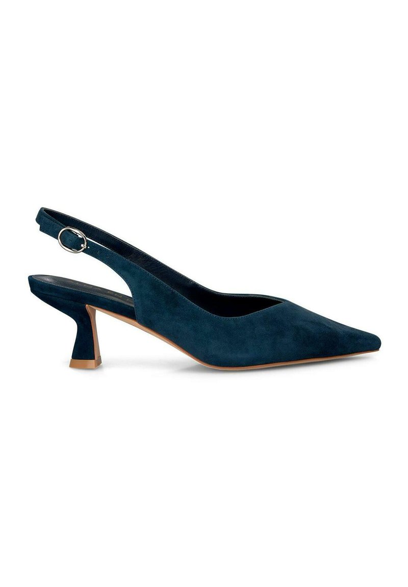 Zapatos de tacón tipo slingback en ante azul oscuro con punta afilada. Presentan un tacón bajo y cuadrado, y un accesorio de hebilla circular en la correa.