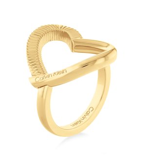 Anillo en tono dorado con un diseño curvado, textura estriada y banda lisa. Grabado con "Calvin Klein" en el lado interior.