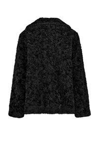 Chaqueta de tela de felpa negra con una superficie suave y texturizada, cuello ancho y un ajuste holgado. Cuenta con mangas largas y un diseño de frente abierto.