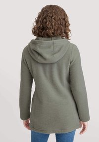 Olivgrüne Fleecejacke mit Kapuze, langen Ärmeln und mittellanger Passform. Verfügt über eine weiche Textur und ein schlichtes, elegantes Design.