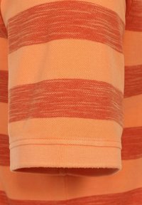 Koszula z krótkim rękawem w pomarańczowe i czerwone poziome paski, wykonana z teksturowanej tkaniny. Posiada przeszyty dół i miękkie wykończenie.