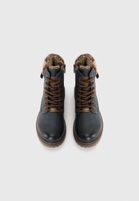 Une paire de bottes en cuir noir à lacets, avec doublure en fourrure et zips latéraux, vues de dessus sur un fond blanc.