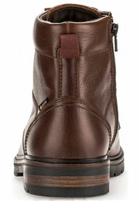 Bota de cuero marrón con un acabado texturizado, cremallera lateral y tira de agarre en la parte trasera. Cuenta con una suela robusta con un acento de madera.