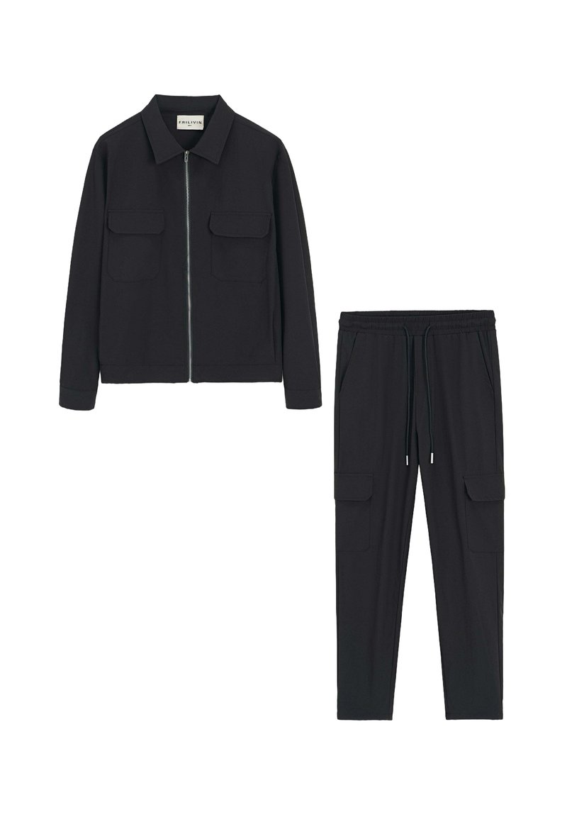 Veste noire zippée avec deux poches avant et un pantalon de jogging noir assorti, avec des poches latérales et une taille élastique.