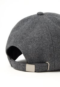 Cappello grigio in feltro con forma arrotondata, dotato di un regolatore in metallo sul retro e di un piccolo bottone sopra. Superficie texturizzata con sottili fibre.
