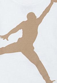 Weißes Baumwoll-T-Shirt mit einer großen, braunen Silhouette eines Athleten in dynamischer Pose, die den Design- und Texturkontrast hervorhebt.