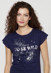 Koroshi SHORT SLEEVE  - Apdrukāts T-krekls - navy