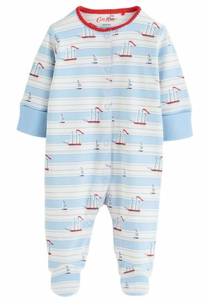 Lichtblauwe baby-body met een zeilbootpatroon, witte strepen, een rode halslijn en drukknoopsluitingen langs de voorkant en benen.