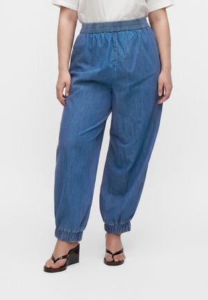Vero Moda Curve VMCZELENA BALLOON PANTS CUR - Vaqueros boyfriend - medium blue denim