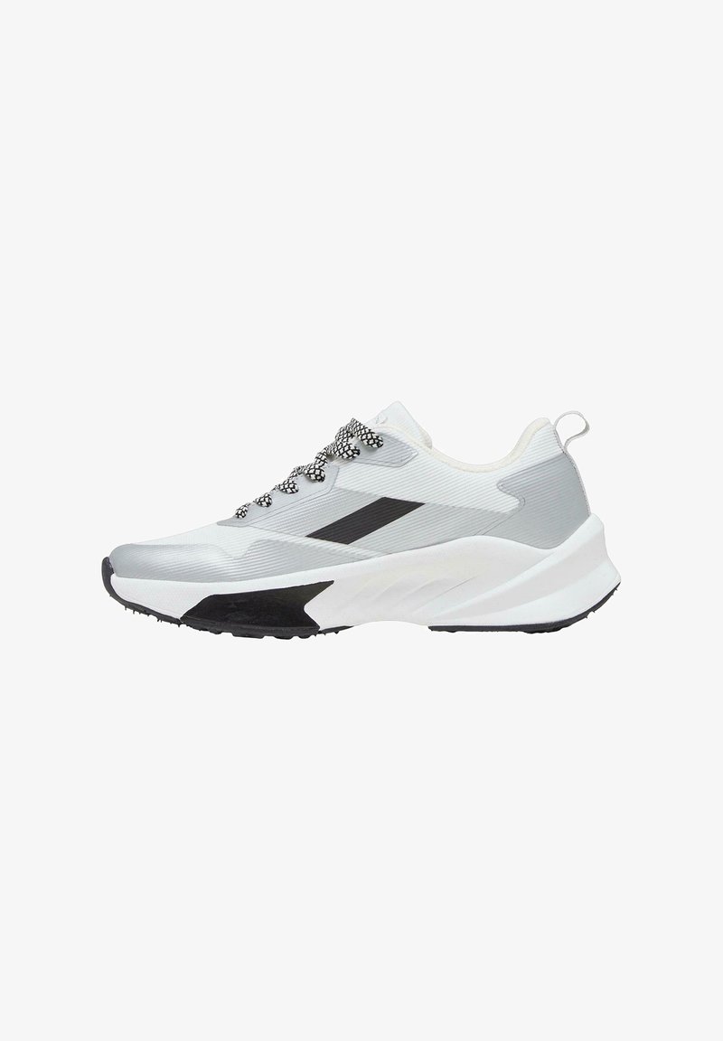 Adidași albi și gri cu un superior texturat, accente negre, vârf rotunjit și șireturi cu model. Dispun de o talpă cu amortizare și o bucată pentru a trage.