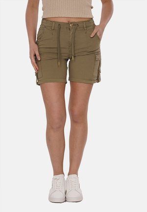 Shorts cargo in verde oliva, misto cotone. Presentano una vita con cordoncino, orli arrotolati, numerose tasche e dettagli dorati.