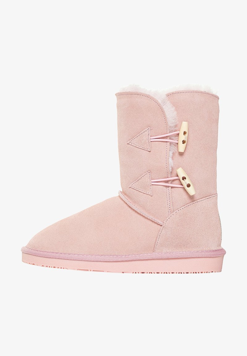 Helle pinke Wildleder-Stiefelette mit Kunstpelzfutter, knöchelhoch, zwei dreieckige Ausschnitte mit Holzverschluss, flache Gummisohle.