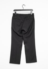 Pantaloni neri appesi a una gruccia nera, con fronte piatto, gambe dritte, due tasche posteriori con chiusura a bottone e superficie liscia.