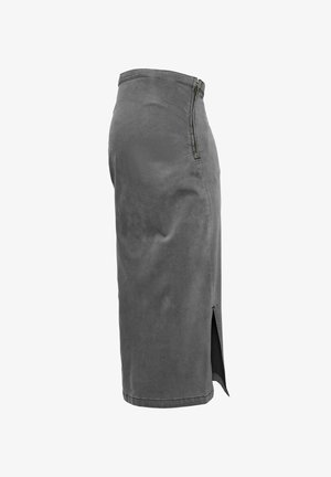 Grå blyantskirt lavet af glat stof med en sidelukning, der har en høj slids for let bevægelse og en kantet kant.