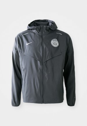 Pánská lehká šedá bunda vyrobená z vodoodpudivého materiálu. Má zipové zapín�ání, kapuci a logo Paris Saint-Germain na hrudi.