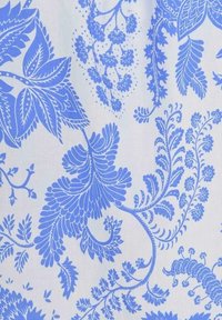 Sininen kukkakuvioinen kangas, jossa on monimutkaisia kuvioita valkoisella taustalla, ja se sisältää erilaisia lehti- ja kukkasuunnitelmia vaaleansinisissä ja tummemmissa sinisissä sävyissä.