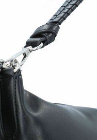 Zwarte leren handtas met een gevlochten hengsel, zilver metalen accessoires en een gladde textuur. Het hengsel heeft een stevige clipbevestiging.