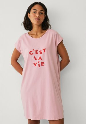 Pink cotton dress with short sleeves, featuring the text "C'est la vie" in red letters on the front. Loose, relaxed fit.