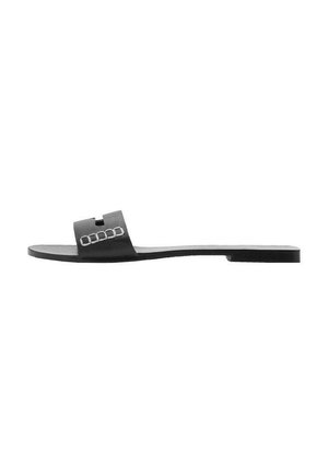 Infradito neri con suola piatta, ampia fascia con ritaglio geometrico e dettagli metallici, realizzati in materiale simile al cuoio liscio.