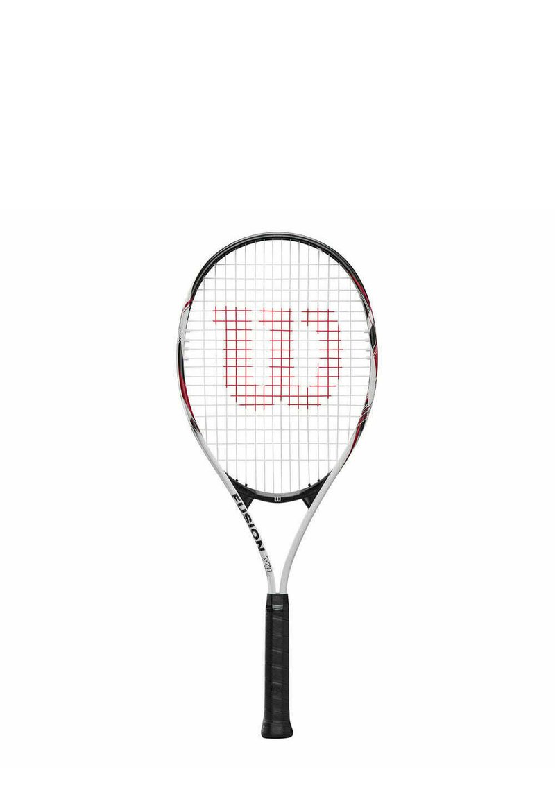 Raqueta de tenis Wilson, con un marco en blanco y negro con acentos rojos, una superficie de cuerdas con patrón y un mango de agarre texturizado en negro.