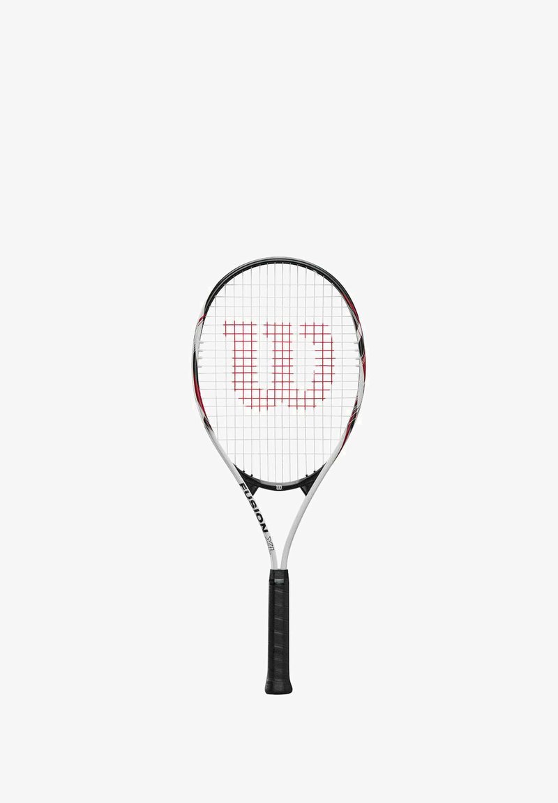 Raqueta de tenis Wilson, con un marco en blanco y negro con acentos rojos, una superficie de cuerdas con patrón y un mango de agarre texturizado en negro.
