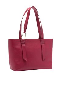 Sac fourre-tout en cuir rouge avec une texture lisse, deux poignées et de longues sangles latérales. Il présente une forme structurée et une quincaillerie en accent doré.