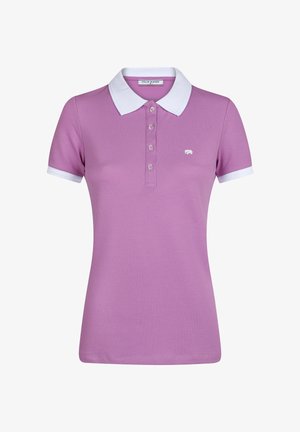 Paarse polo met korte mouwen, witte kraag en mouwboorden, knoopsluiting en klein wit logo op de linkerborst.