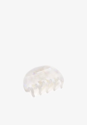 Pinza para el cabello de acrílico translúcido con un sutil brillo iridiscente. Forma redondeada con seis garfios curvados para un agarre seguro del cabello.