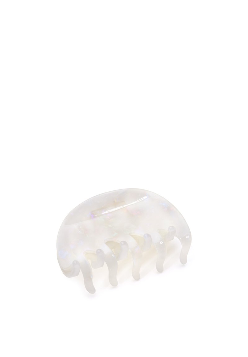 Translucent akryl hårklämma med en subtil iriserande glans. Rundad form med sex böjda klor för säker grepp om håret.