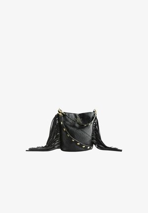 Mustassa nahkaisessa bucket-laukussa on pitkät hapsut, kullanväriset metalliset yksityiskohdat ja teksturoitu pinta niiteillä koristeltuna.