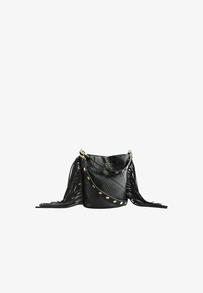 Černá kožená kabelka ve tvaru tašky s dlouhými střapci, zlatými kovovými doplňky a strukturovaným povrchem s cvočkovými detaily.