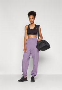 Björn Borg STUDIO OVERSIZED PANTS - Träningsbyxor - purple sage