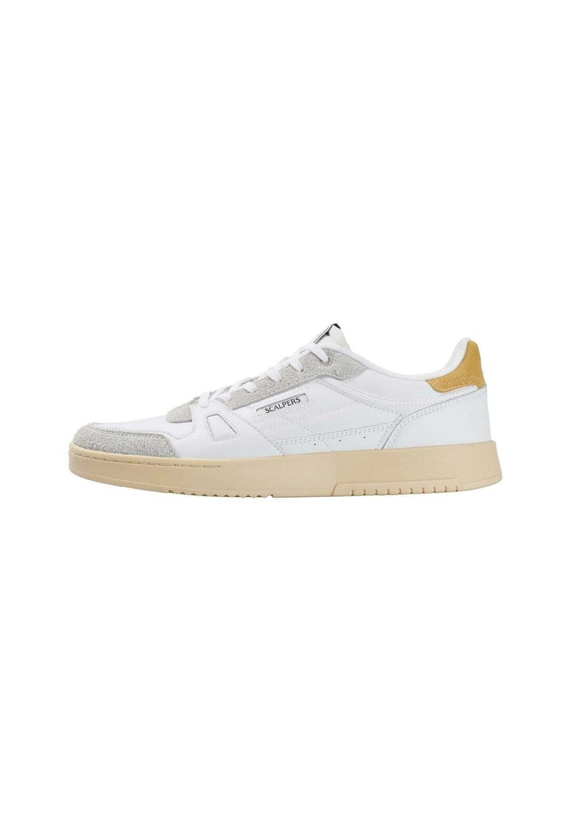 Zapatilla blanca con acentos en gris y beige, hecha de cuero y ante. Presenta una punta redondeada, cierre con cordones en la parte delantera y una suela de goma resistente.