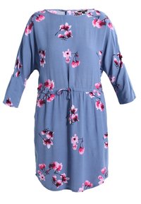 Sininen kukallinen mekko, joka on valmistettu pehmeästä kankaasta. Mekossa on pyöreä pääntie, 3/4-hihat ja kiristettävä vyötärö, jossa on vaaleanpunaisia kukkia koko mekossa.