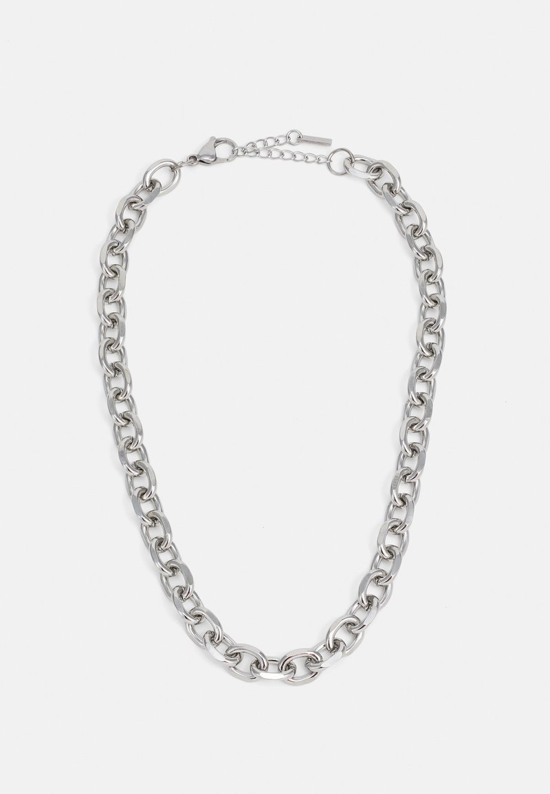 Collier en chaîne en ton argent avec des maillons ovales et un fermoir lobster, posé à plat sur un fond blanc.