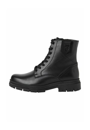 Stivale alla caviglia in pelle nera con lacci, finitura testurizzata, punta arrotondata e suola in gomma resistente. Presenta una patch con logo sulla caviglia.