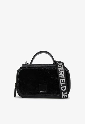 Čierna lesklá obdĺžniková kabelka s horným uchom a odnímateľným popruhom, na ktorej je v bielej farbe text "KARL LAGERFELD JEANS".
