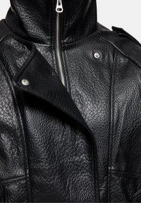 Schwarze Lederjacke mit strukturierter Oberfläche, silbernem Reißverschluss und Druckknöpfen, ausgestattet mit hohem Kragen und breiter Reversdetail.