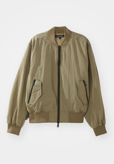 Casaco bomber verde oliva feito de um tecido leve, com fecho de correr na frente, punhos canelados e dois bolsos com fecho de correr angulados na parte da frente.