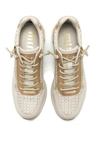 Zapatillas de cuero perforadas en color beige con detalles dorados y cordones planos, que cuentan con una suela gruesa y un cuello acolchado para mayor comodidad.