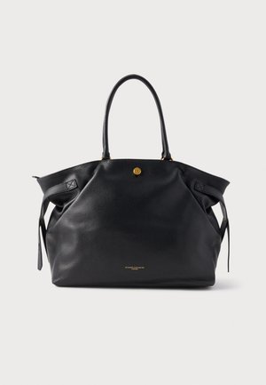 Musta nahkainen olkalaukku, jossa on teksturoitu pinta, kullanväriset metalliosat ja kaksi pyöreää kantokahvaa. Varustettu turvallisella sulkimella ja hillityllä brändäyksellä.