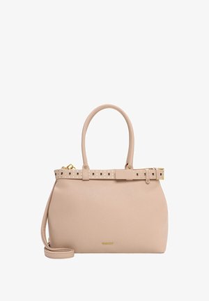Bolso de cuero beige con forma estructurada, que presenta un detalle de tachuelas en el asa y herrajes en tono dorado. Incluye una correa para el hombro ajustable.