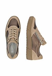 Baskets basses marron en mélange de daim et de cuir, avec un design à lacets, une fermeture éclair sur le côté et une semelle en caoutchouc texturée.
