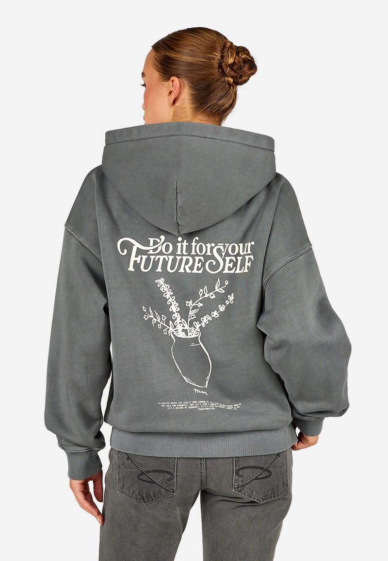 Γκρι φούτερ με κουκούλα και κορδόνι, που διαθέτει λευκό γραφικό σχέδιο ενός βάζου με λουλούδια και κείμενο στην πλάτη. Ριμπ μανσέτες και στρίφωμα.