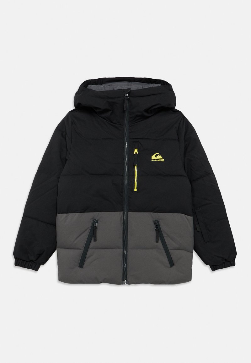 Fekete és szürke kapucnis téli dzseki elöl cipzárral, három cipzáras zsebbel, rugalmas mandzsettával, valamint sárga logóval és cipzárhúzóval a mellzsebén.