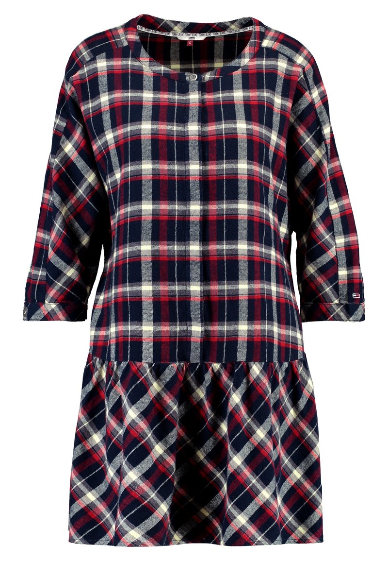 Robe à carreaux avec des motifs bleu marine, rouge et blanc, dotée de manches trois-quarts, d'un col rond et d'un ourlet de jupe froncé.