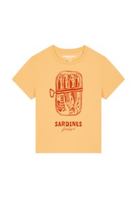 Geel T-shirt met een sardineblik grafiek in het rood. Korte mouwen, ronde hals, katoenen stof en de tekst "SARDINES Portugal" onder de afbeelding.