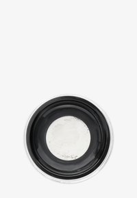 Rund keramisk fat med en blank svart overflate og et teksturert hvitt interiørdesign. Har en glatt kant og en minimalistisch estetikk.
