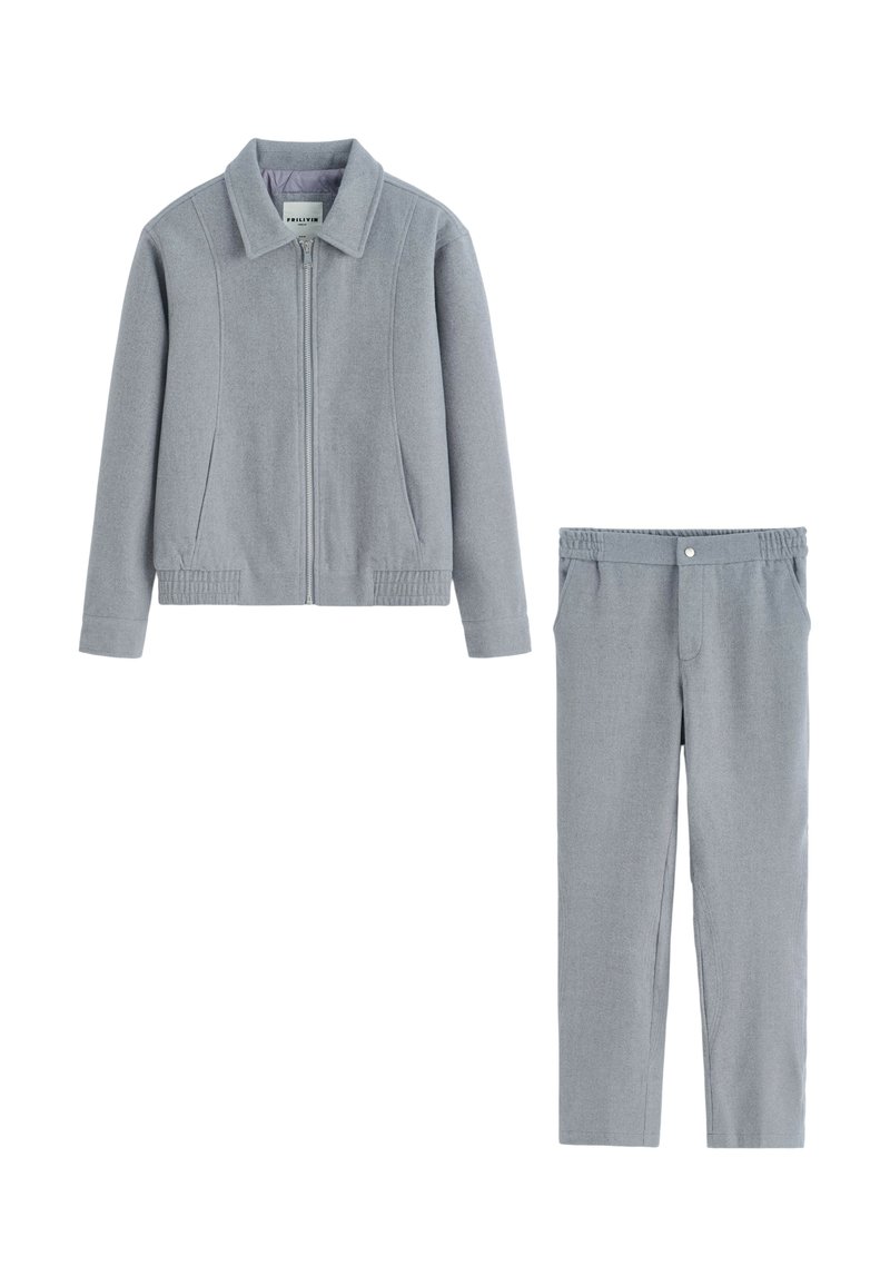 Veste zippée gris clair avec col et ceinture élastique, associée à un pantalon léger assorti avec un bouton avant et des poches.
